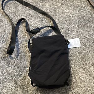 Lululemon water bottle crossbody bag
